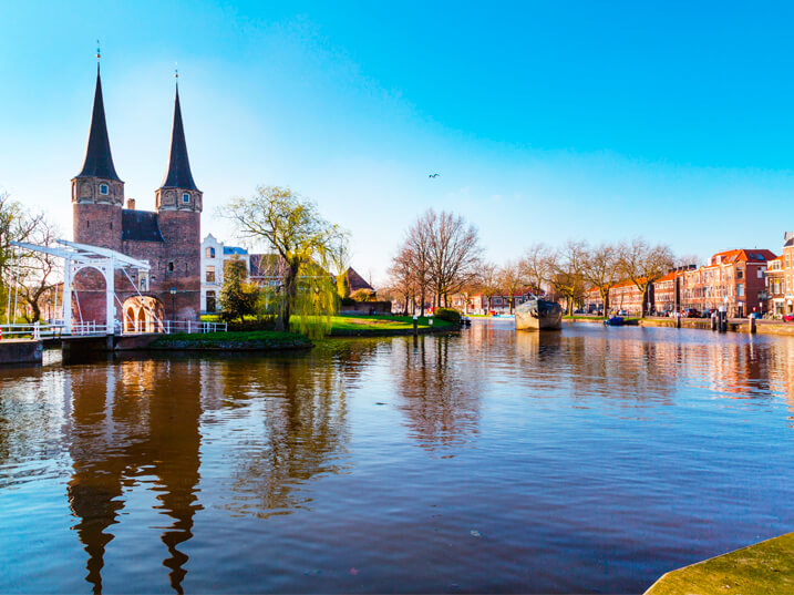 Delft_canal_cruise_Shop